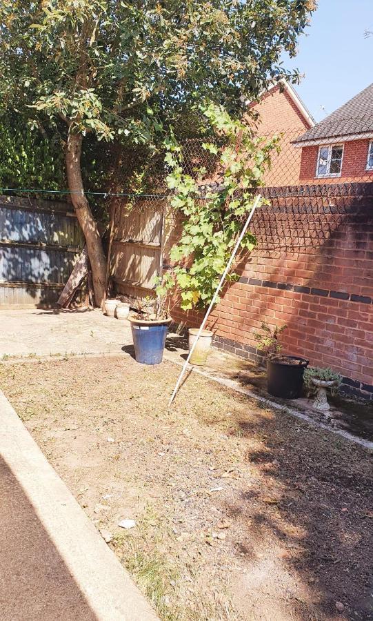 1 Bedroom Apartment Close To Slough Train Station Экстерьер фото