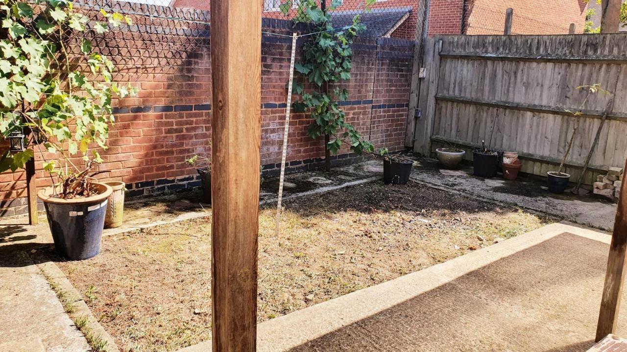 1 Bedroom Apartment Close To Slough Train Station Экстерьер фото