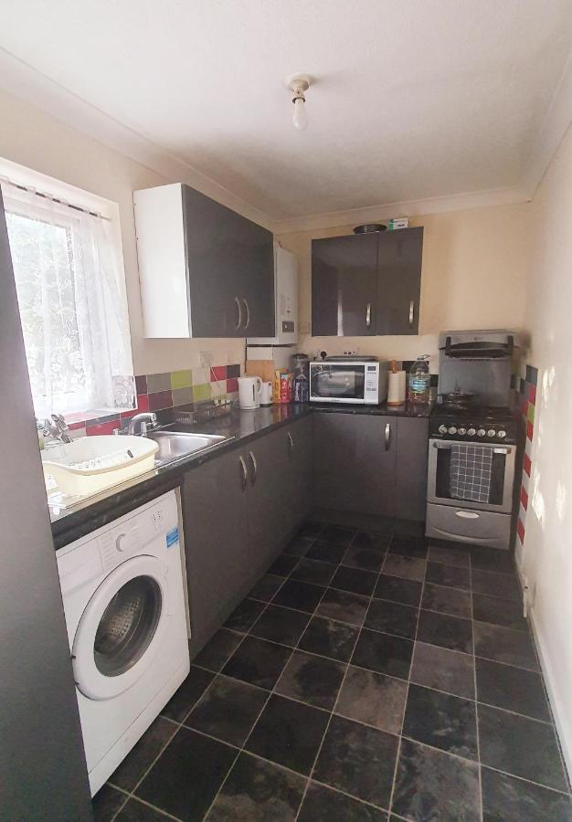1 Bedroom Apartment Close To Slough Train Station Экстерьер фото