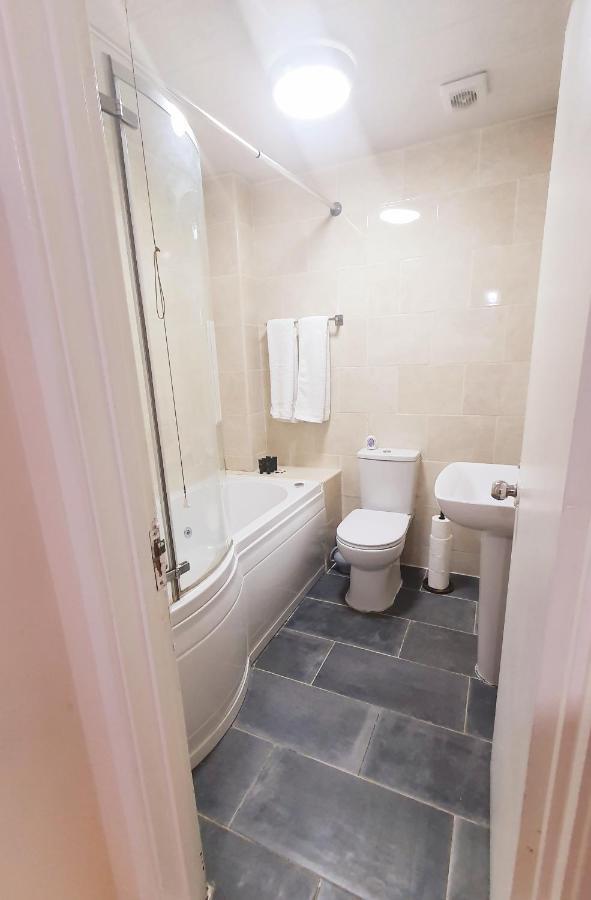 1 Bedroom Apartment Close To Slough Train Station Экстерьер фото