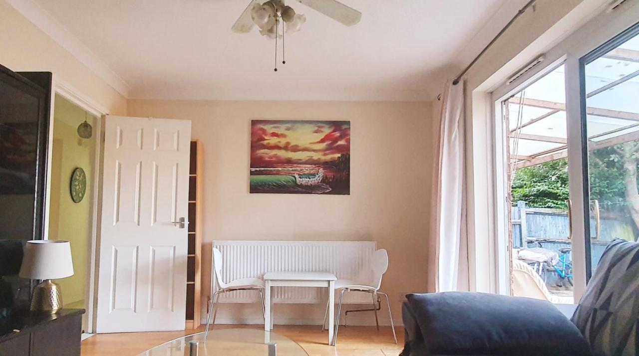 1 Bedroom Apartment Close To Slough Train Station Экстерьер фото